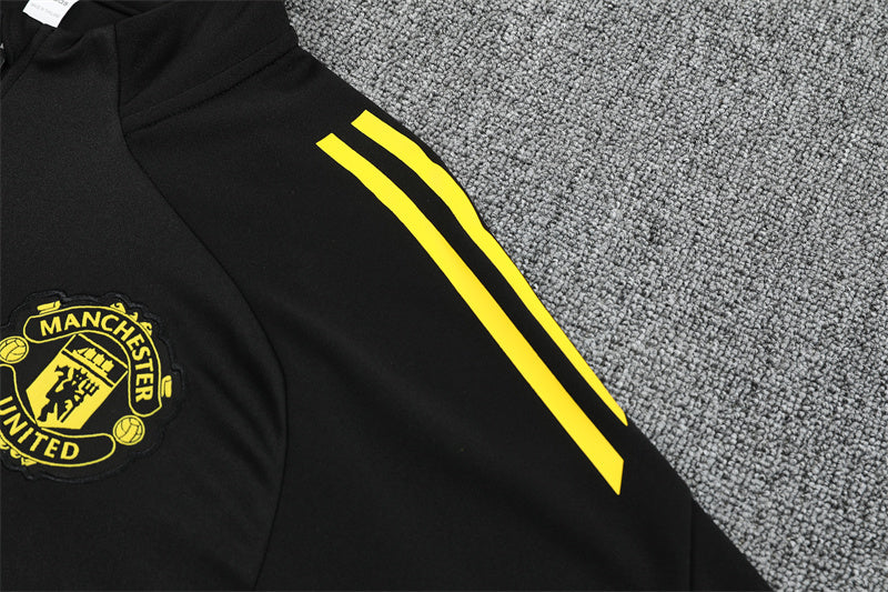 MANCHESTER UNITED – CONJUNTO DE ENTRENAMIENTO NEGRO/AMARILLO 2025/26