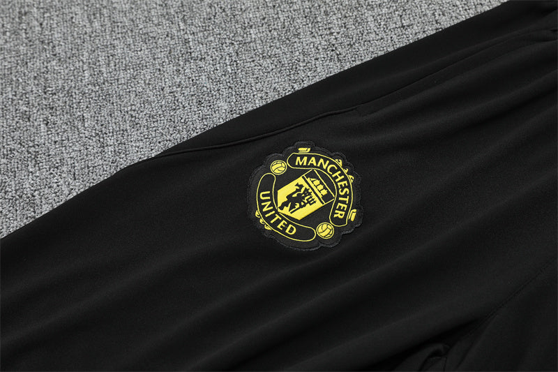 MANCHESTER UNITED – CONJUNTO DE ENTRENAMIENTO NEGRO/AMARILLO 2025/26