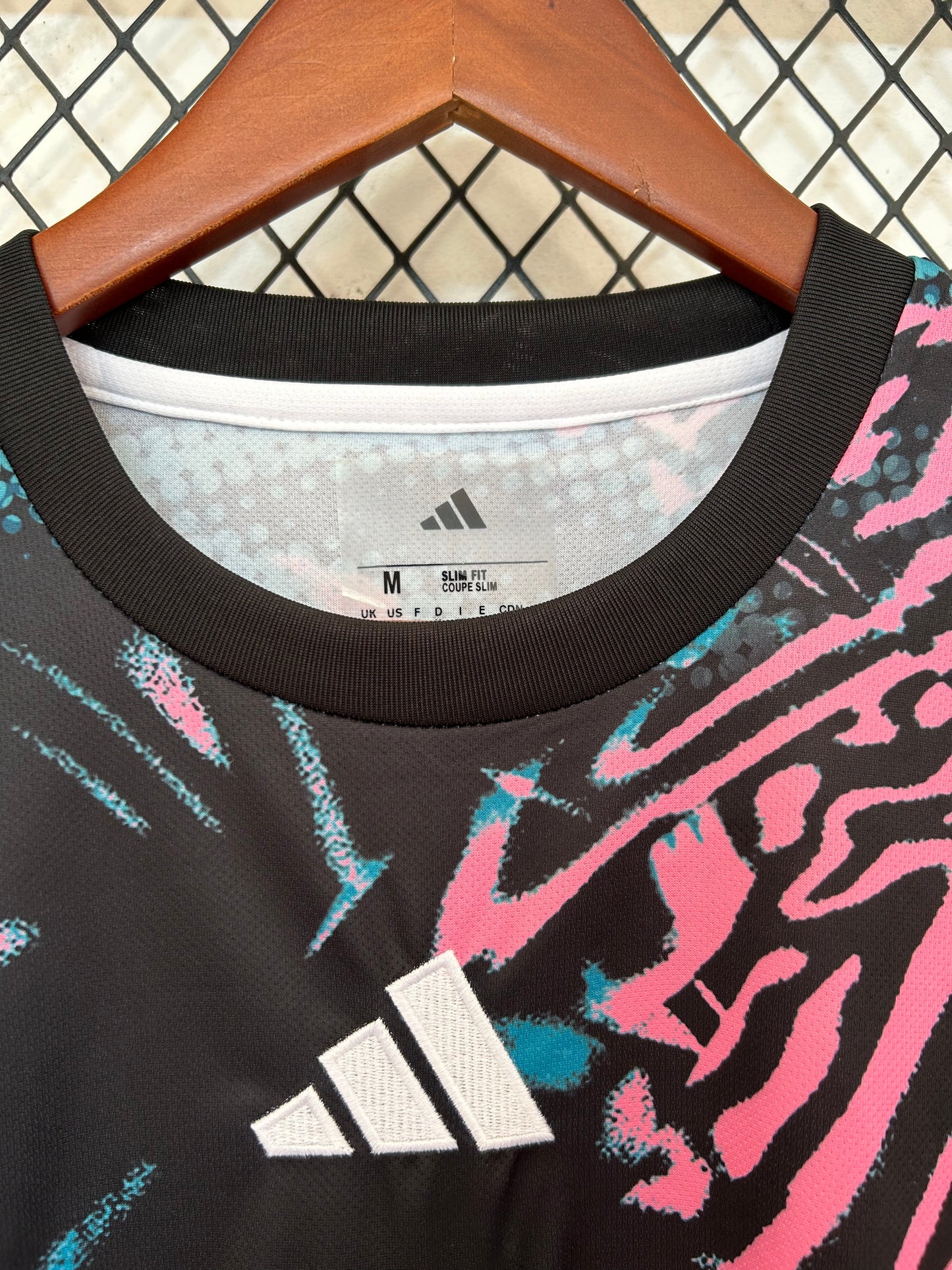 Camiseta Liverpool FC 2026/2027 Edición Especial Negra – Diseño Gráfico Adidas