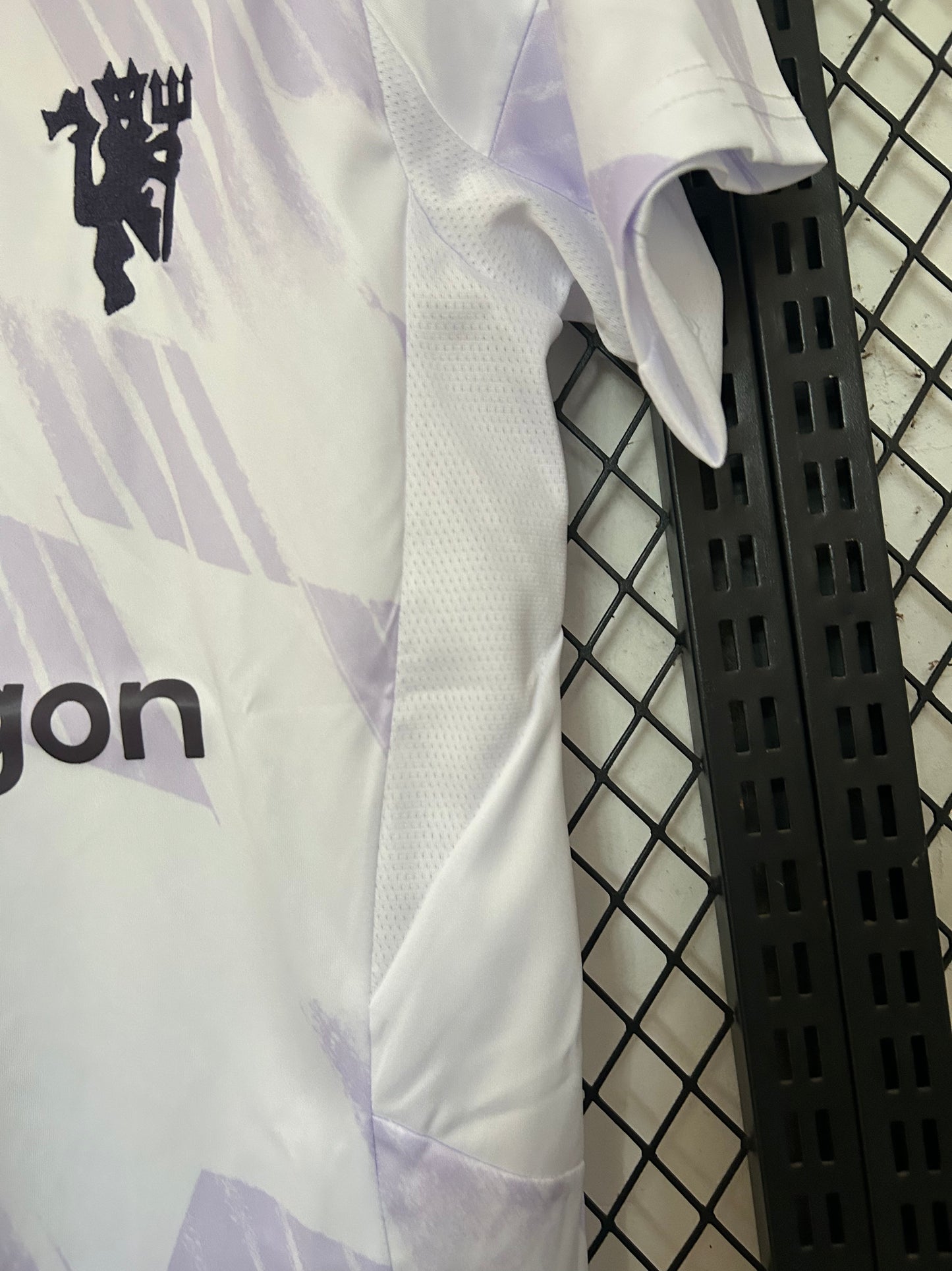 MANCHESTER UNITED 2025 – CAMISETA ALTERNATIVA