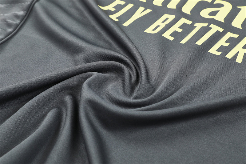 REAL MADRID – CONJUNTO DE ENTRENAMIENTO GRIS/AMARILLO 2025/26