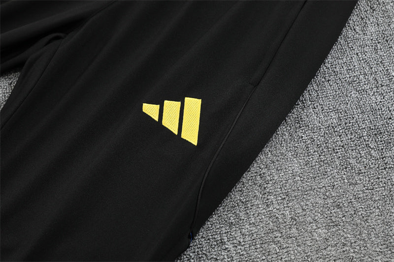 MANCHESTER UNITED – CONJUNTO DE ENTRENAMIENTO NEGRO/AMARILLO 2025/26