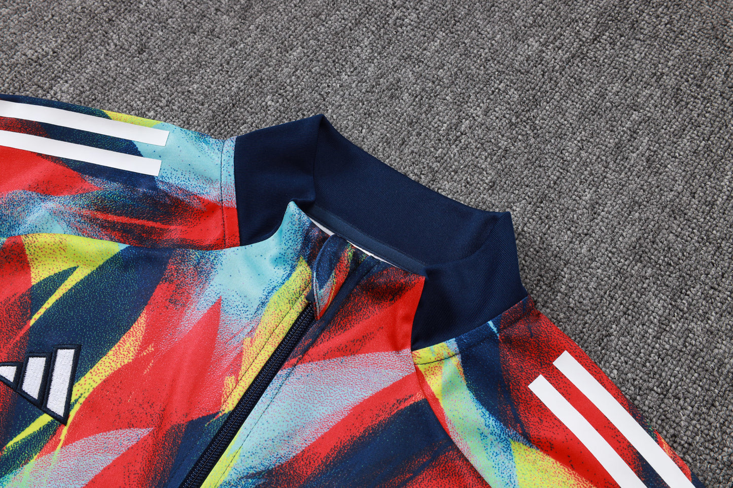 Chándal Arsenal 2025/2026 – Edición Multicolor “Fire Motion”