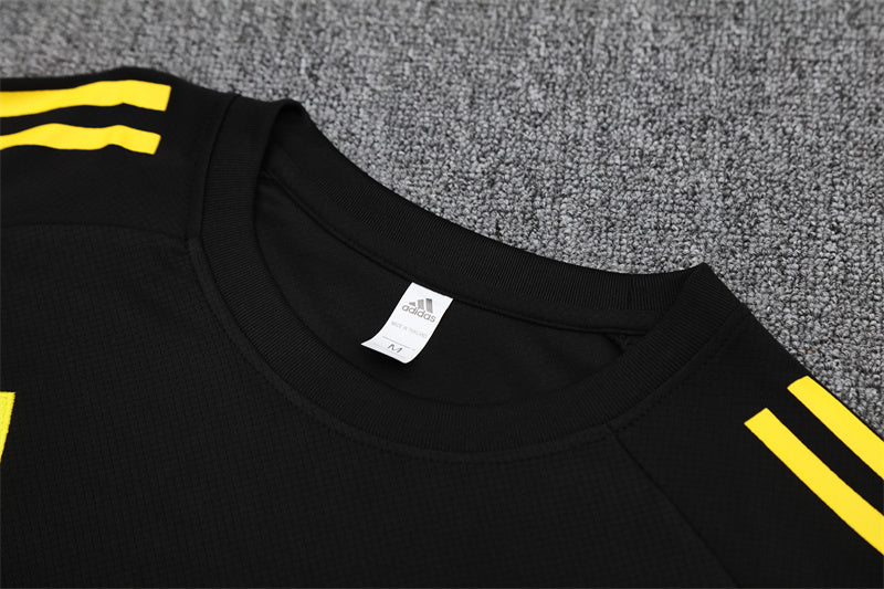 Set Oficial Manchester United Cuarta Equipación 25/26 – Potencia y Precisión en Negro