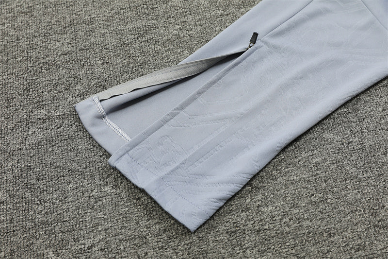 Chándal AC Milan - Edición Gris con Detalles Dorados y Rojos 2024