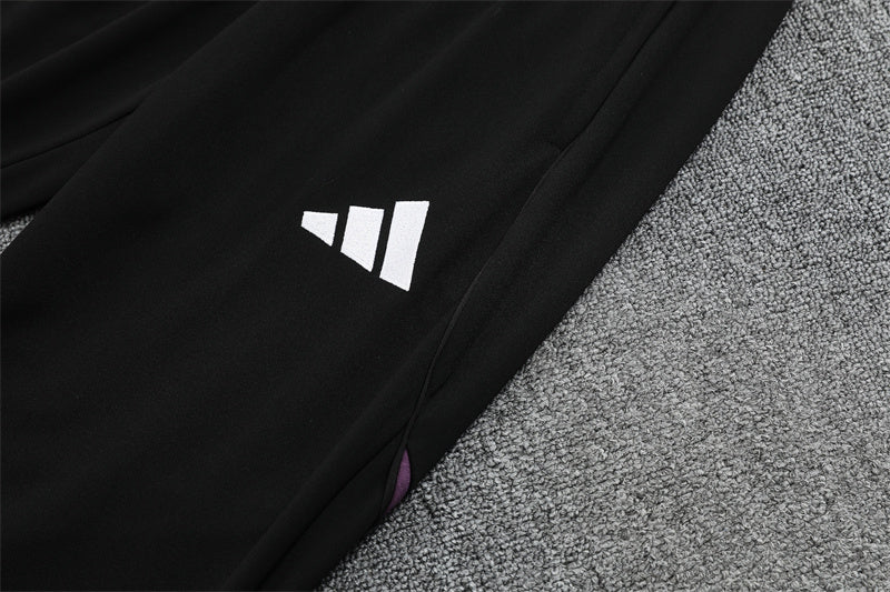 MANCHESTER UNITED – CONJUNTO DE ENTRENAMIENTO MORADO/NEGRO 2025/26