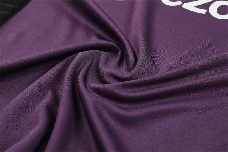 MANCHESTER UNITED – CONJUNTO DE ENTRENAMIENTO MORADO/NEGRO 2025/26