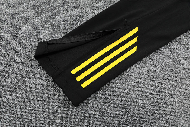 MANCHESTER UNITED – CONJUNTO DE ENTRENAMIENTO NEGRO/AMARILLO 2025/26