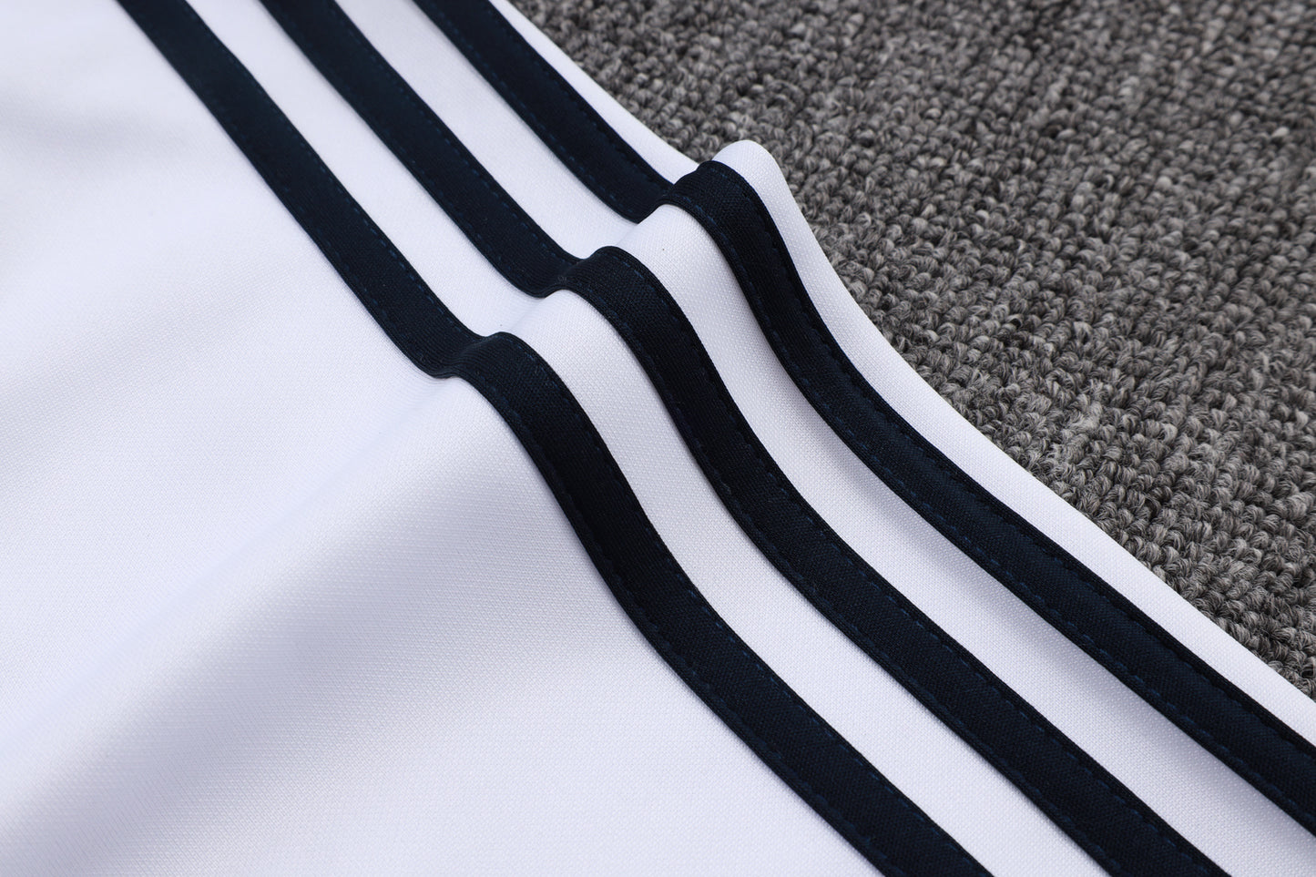 Chándal Real Madrid 2025/2026 – Blanco, Negro y Lima