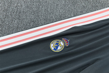 Chándal Real Madrid Entrenamiento 26/27 – Gris Oscuro y Coral