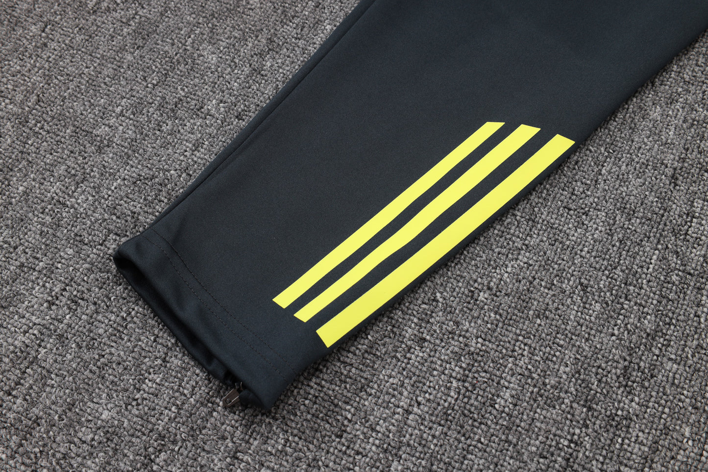 Chándal Real Madrid 2025/2026 – Negro con Detalles Amarillos