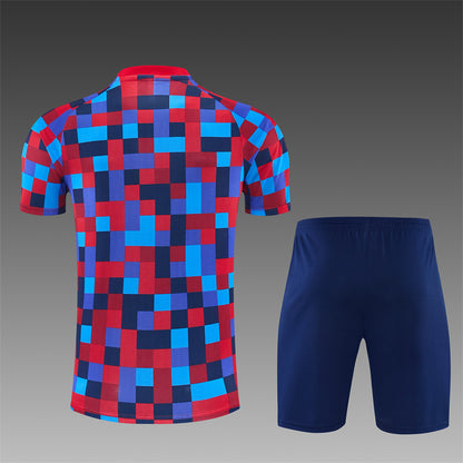Conjunto FC Barcelona Entrenamiento – Camiseta Cuadros Roja y Azul + Pantalón Corto