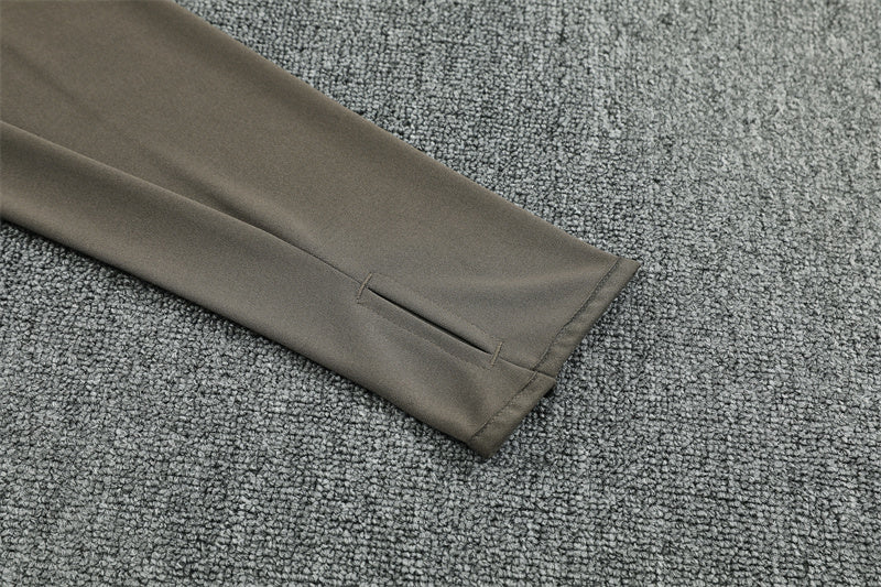 Real Madrid 25/26 – Chándal de entrenamiento tono carbón con detalles verde menta