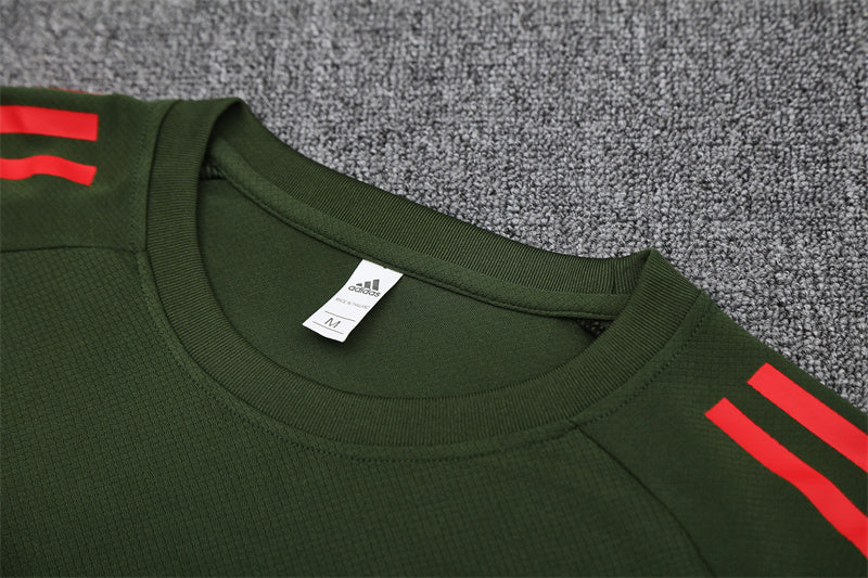 Set Oficial Bayern Múnich Cuarta Equipación 25/26 – Estilo Militar, Espíritu de Campeón