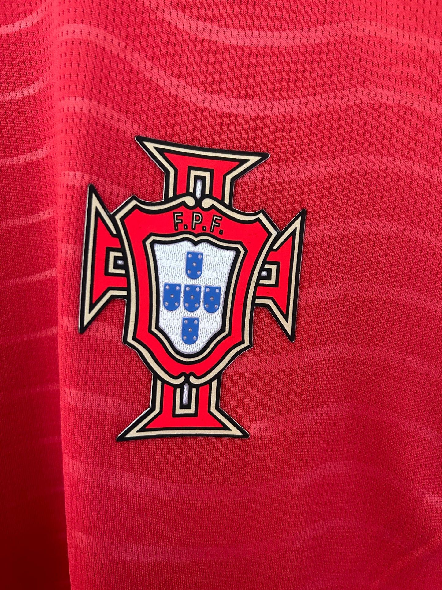 Camiseta Portugal 2025/2026 Local – Roja Diseño Ondas Premium