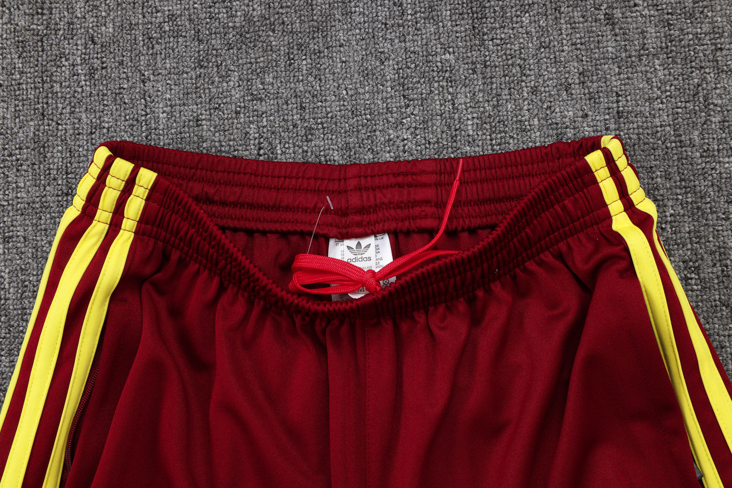 Chándal Arsenal FC 2025/2026 – Rojo Vinotinto con Detalles Amarillos