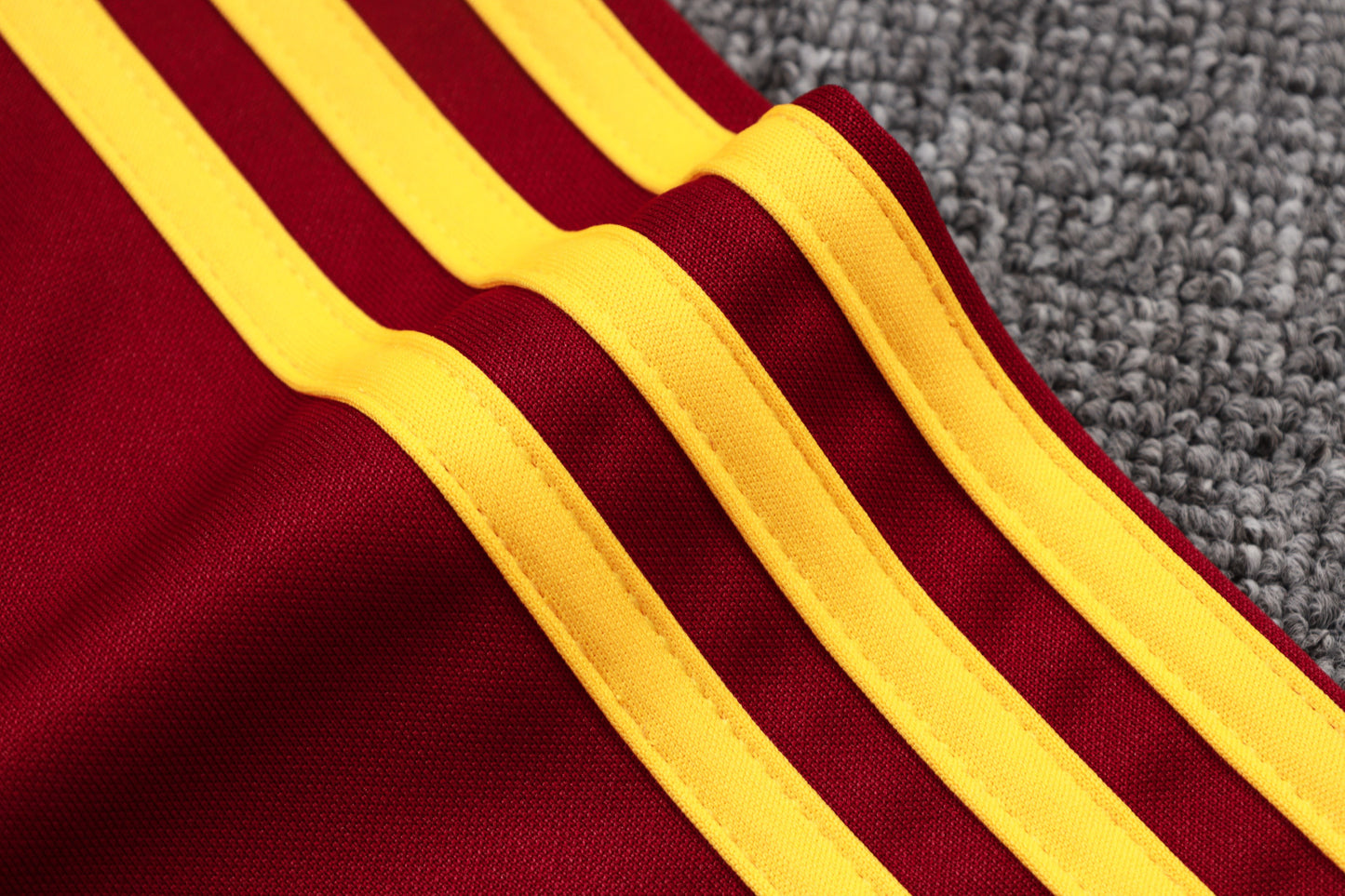 Chándal Arsenal FC 2025/2026 – Rojo Vinotinto con Detalles Amarillos