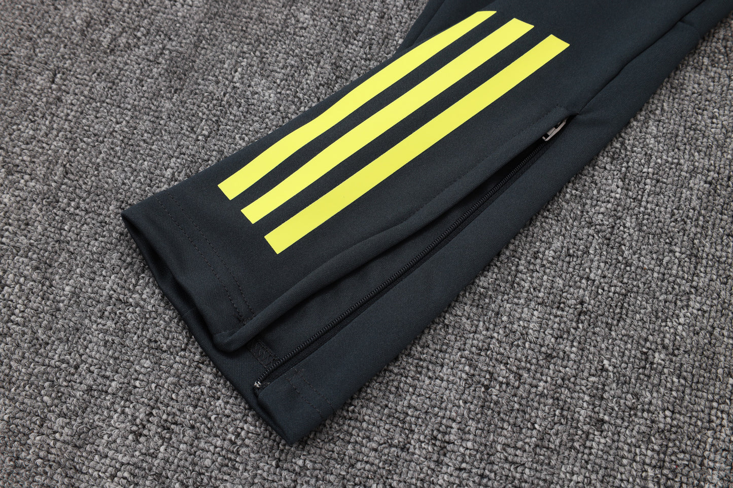 Chándal Real Madrid 2025/2026 – Negro con Detalles Amarillos