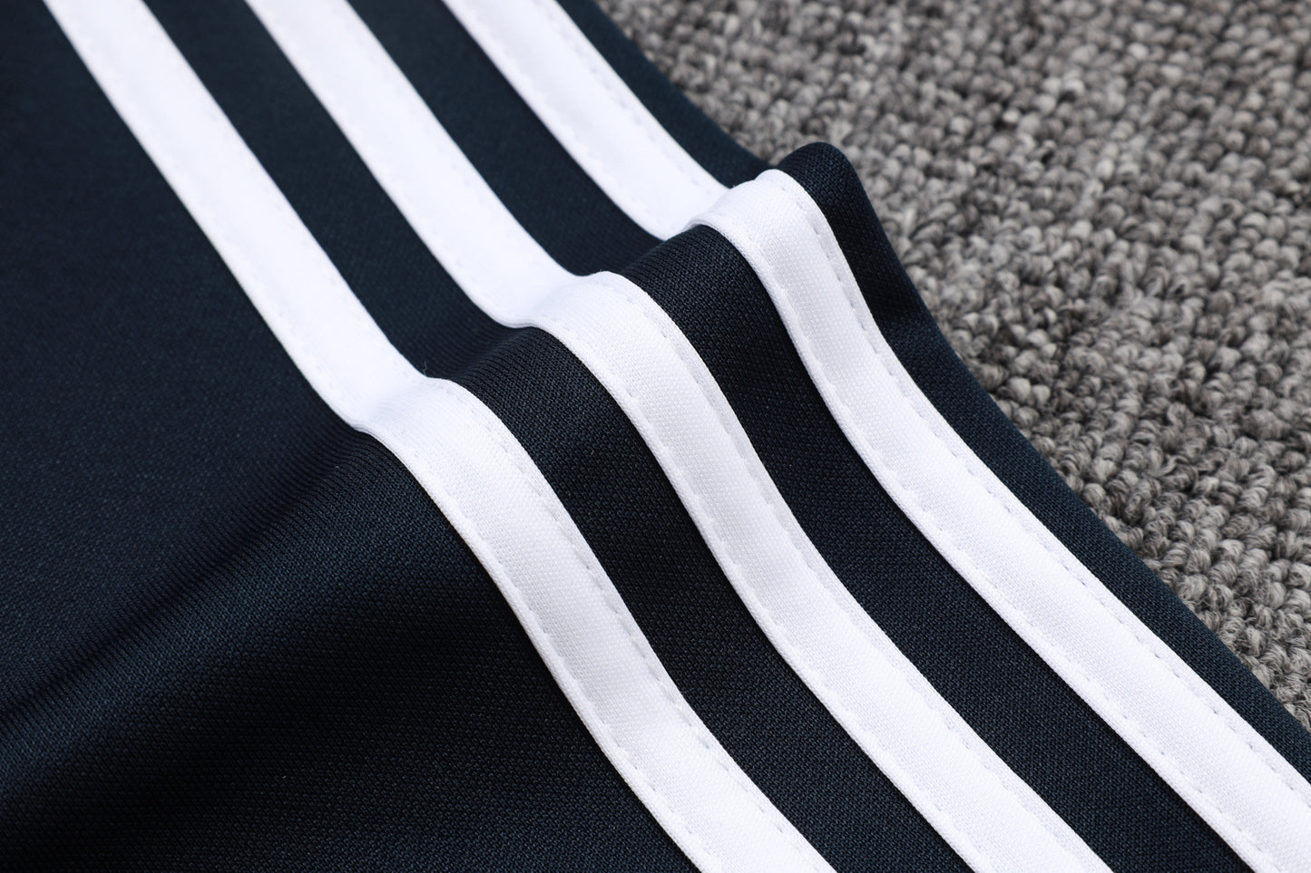 Chándal Real Madrid 2025/2026 – Azul Marino con Detalles Blancos y Amarillos