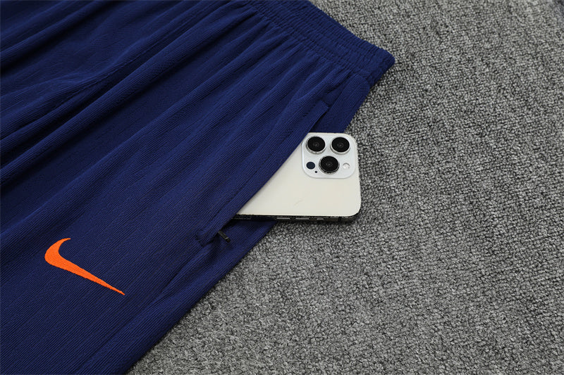 FC Barcelona 25/26 – Training Set (Azul marino con efecto wave naranja/blanco)