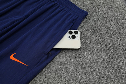 FC Barcelona 25/26 – Training Set (Azul marino con efecto wave naranja/blanco)