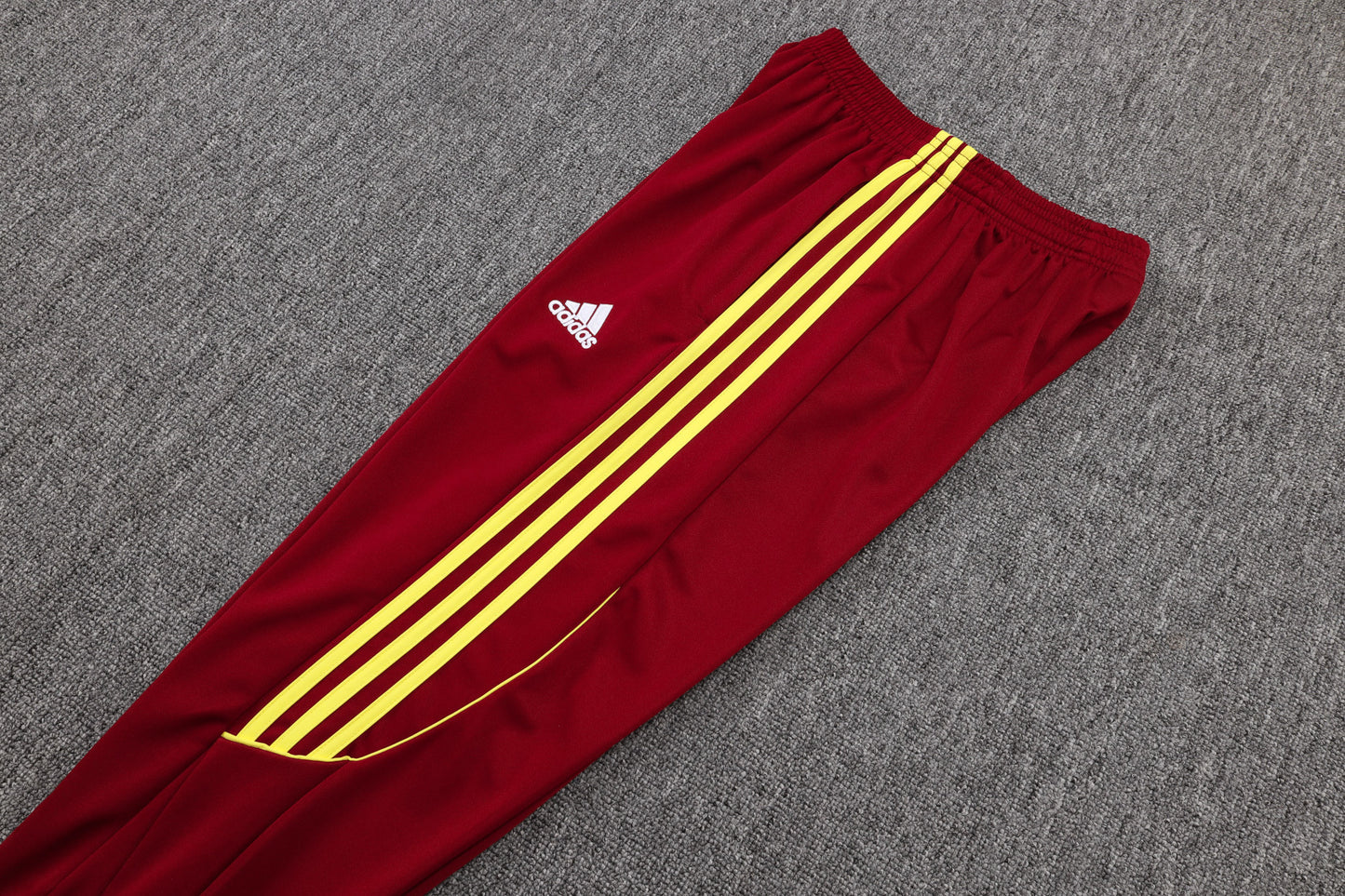 Chándal Arsenal FC 2025/2026 – Rojo Vinotinto con Detalles Amarillos