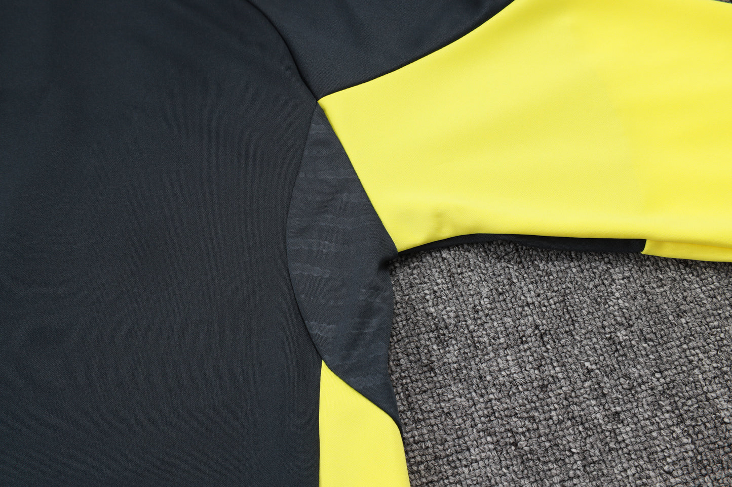 Chándal Real Madrid 2025/2026 – Negro con Detalles Amarillos