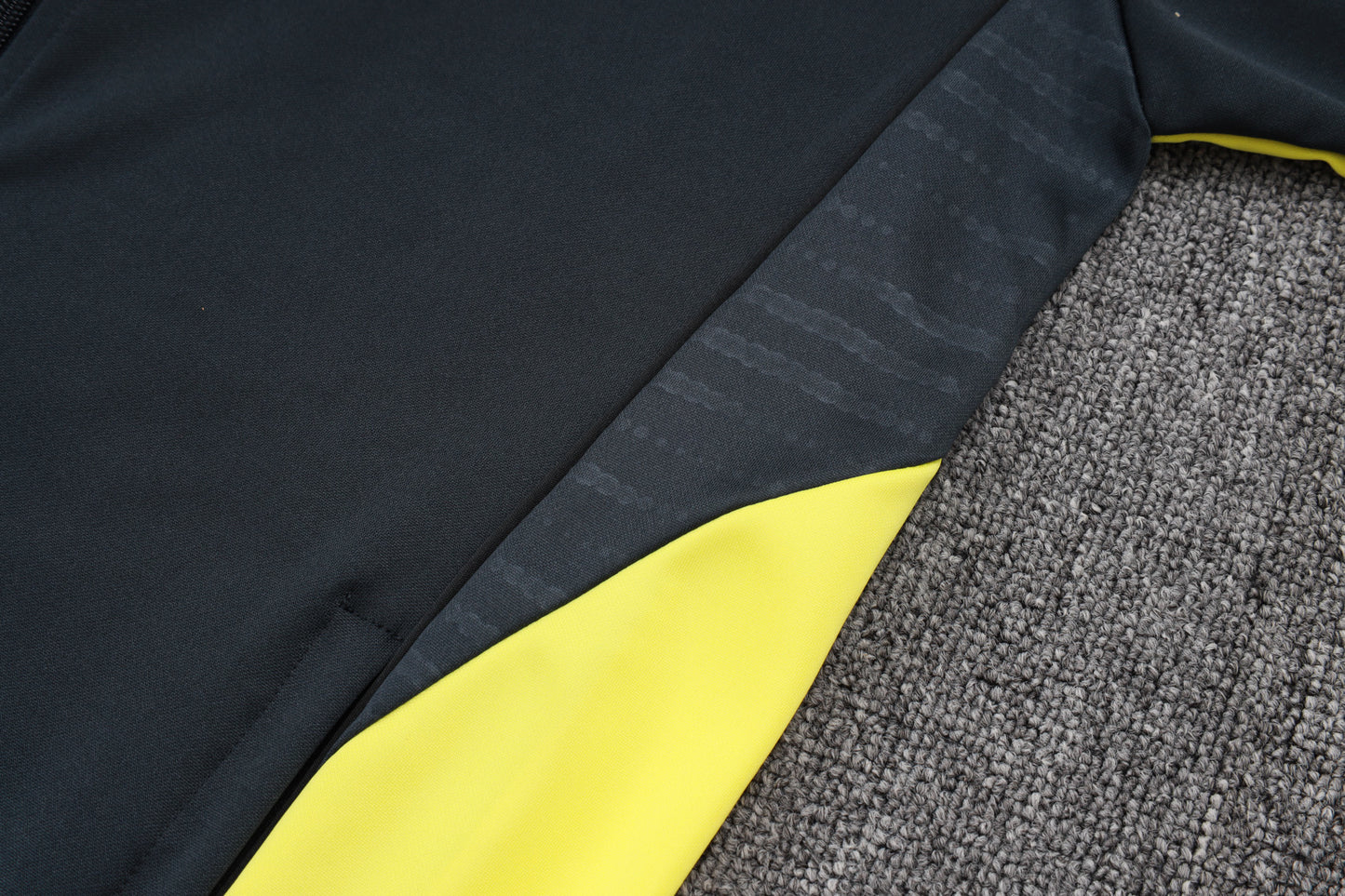 Chándal Real Madrid 2025/2026 – Negro con Detalles Amarillos