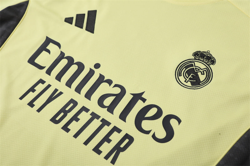 Set Oficial Real Madrid Cuarta Equipación 25/26 – Energía Futurista en Amarillo Neón