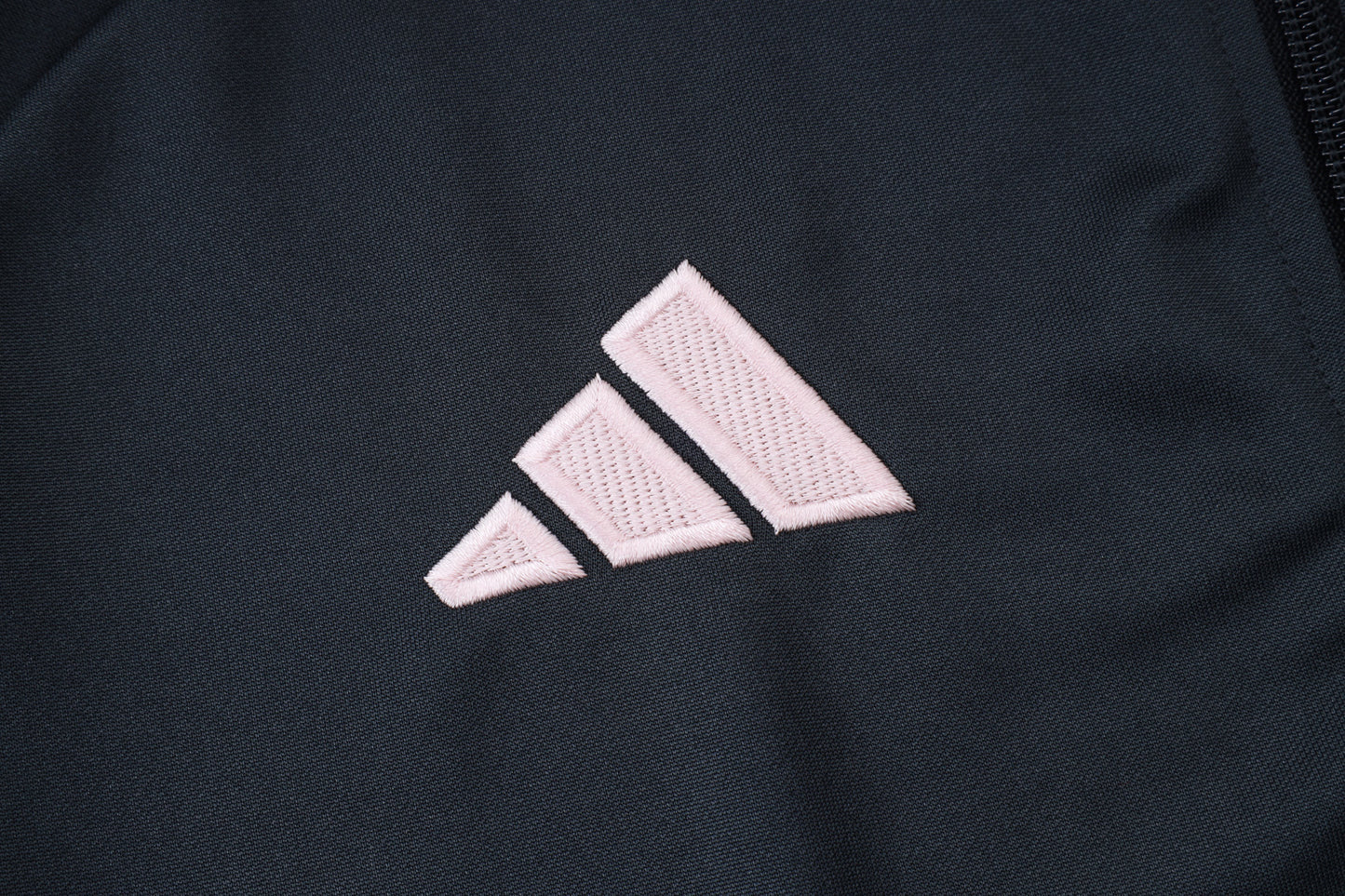 Chándal Real Madrid 2025/2026 – Elegancia Merengue