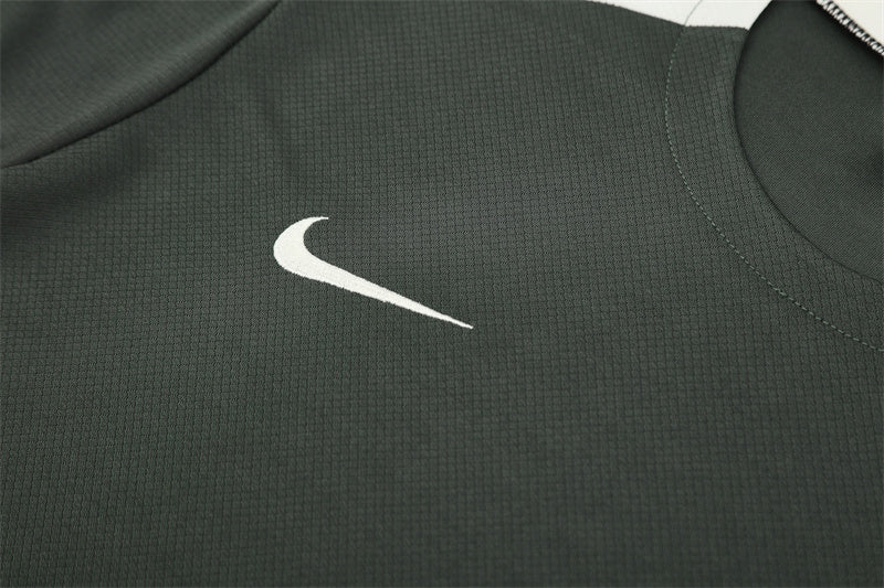 Set Oficial Chelsea Cuarta Equipación 25/26 – Minimalismo y Fuerza en Verde Oscuro