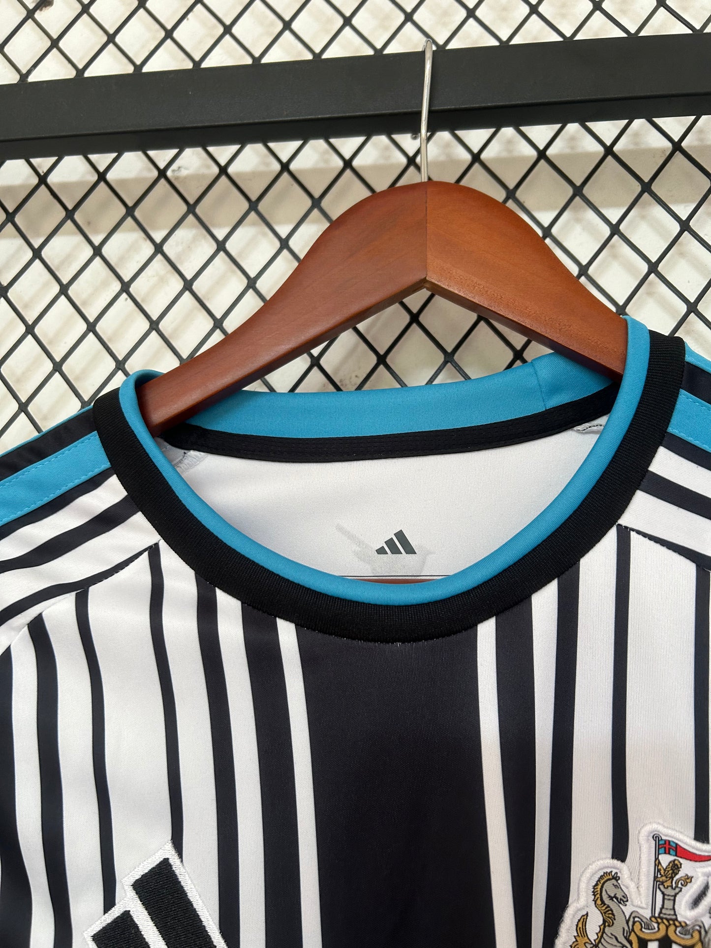 Camiseta Newcastle United Local 26/27 – Negra y Blanca