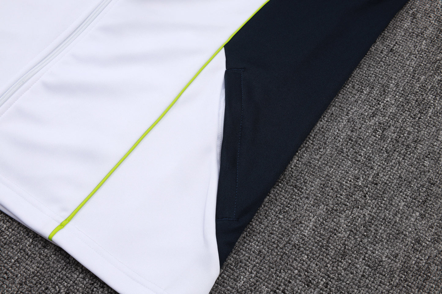 Chándal Real Madrid 2025/2026 – Blanco, Negro y Lima