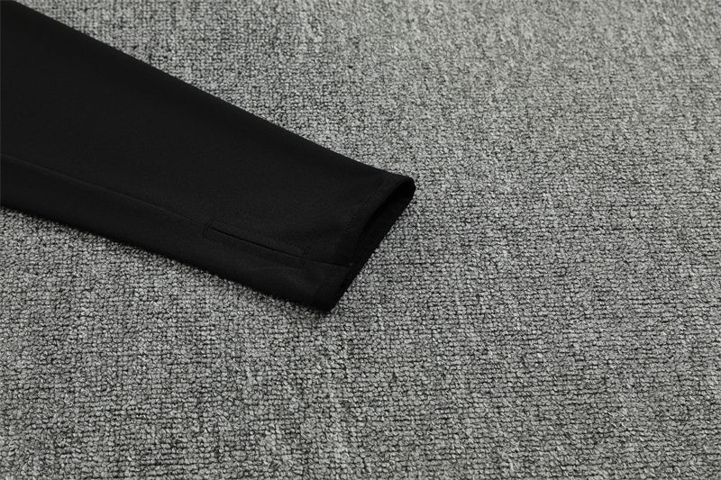 Liverpool 25/26 – chándal de entrenamiento negro con detalles en rojo y blanco