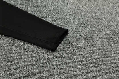 Liverpool 25/26 – chándal de entrenamiento negro con detalles en rojo y blanco