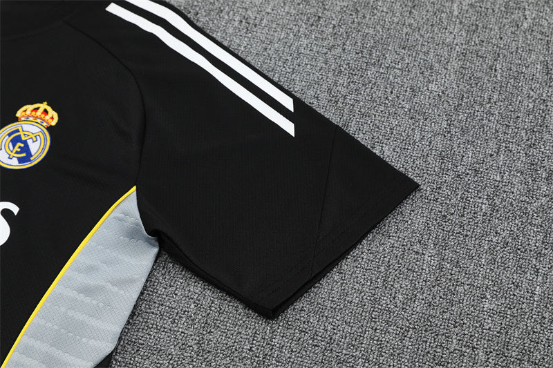 Real Madrid 25/26 Visitante – Elegancia Negra con Energía Moderna