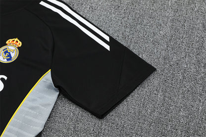 Real Madrid 25/26 Visitante – Elegancia Negra con Energía Moderna