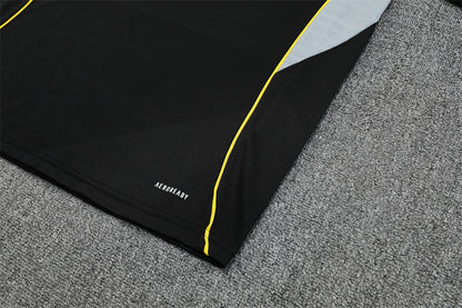 Real Madrid 25/26 Visitante – Elegancia Negra con Energía Moderna