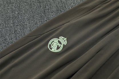 Real Madrid 25/26 – Chándal de entrenamiento tono carbón con detalles verde menta