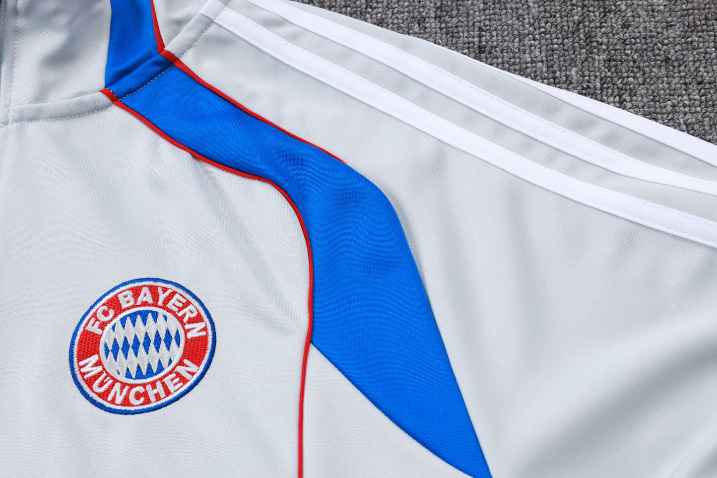 Chándal Bayern Múnich 2025/2026 – Gris con Azul y Rojo
