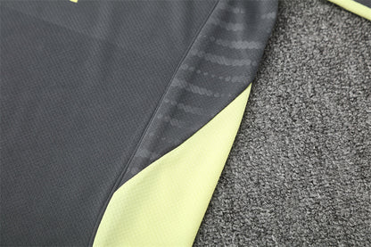 Set Oficial Real Madrid Alternativo 25/26 – Estilo Sobrio con Toque Neón