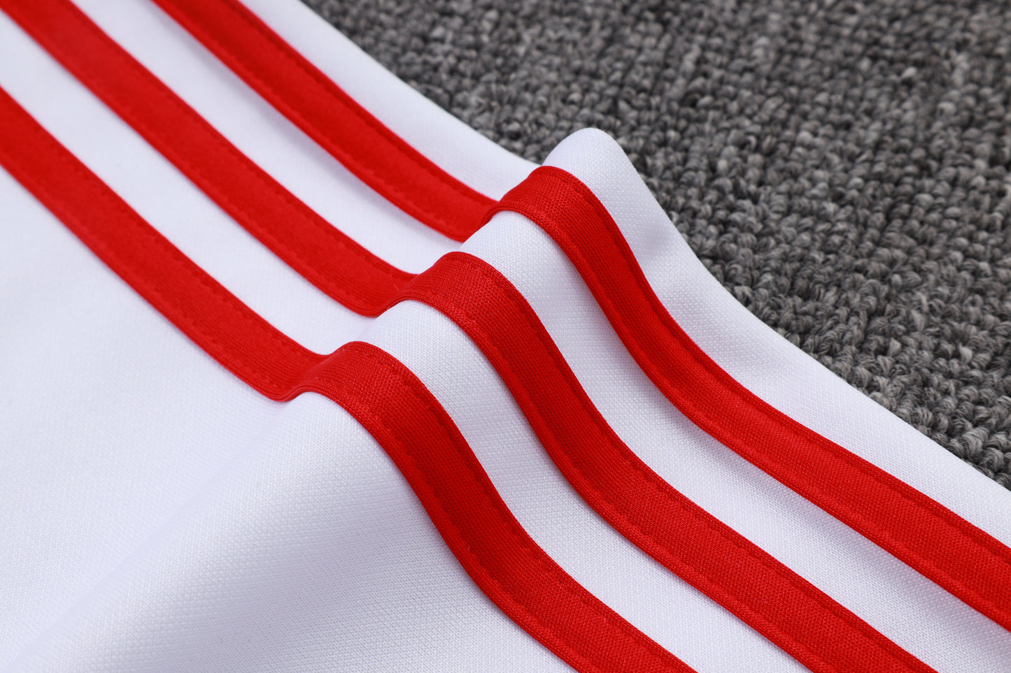 Chándal Bayern Múnich 2025/2026 – Blanco con Gris y Detalles Rojos