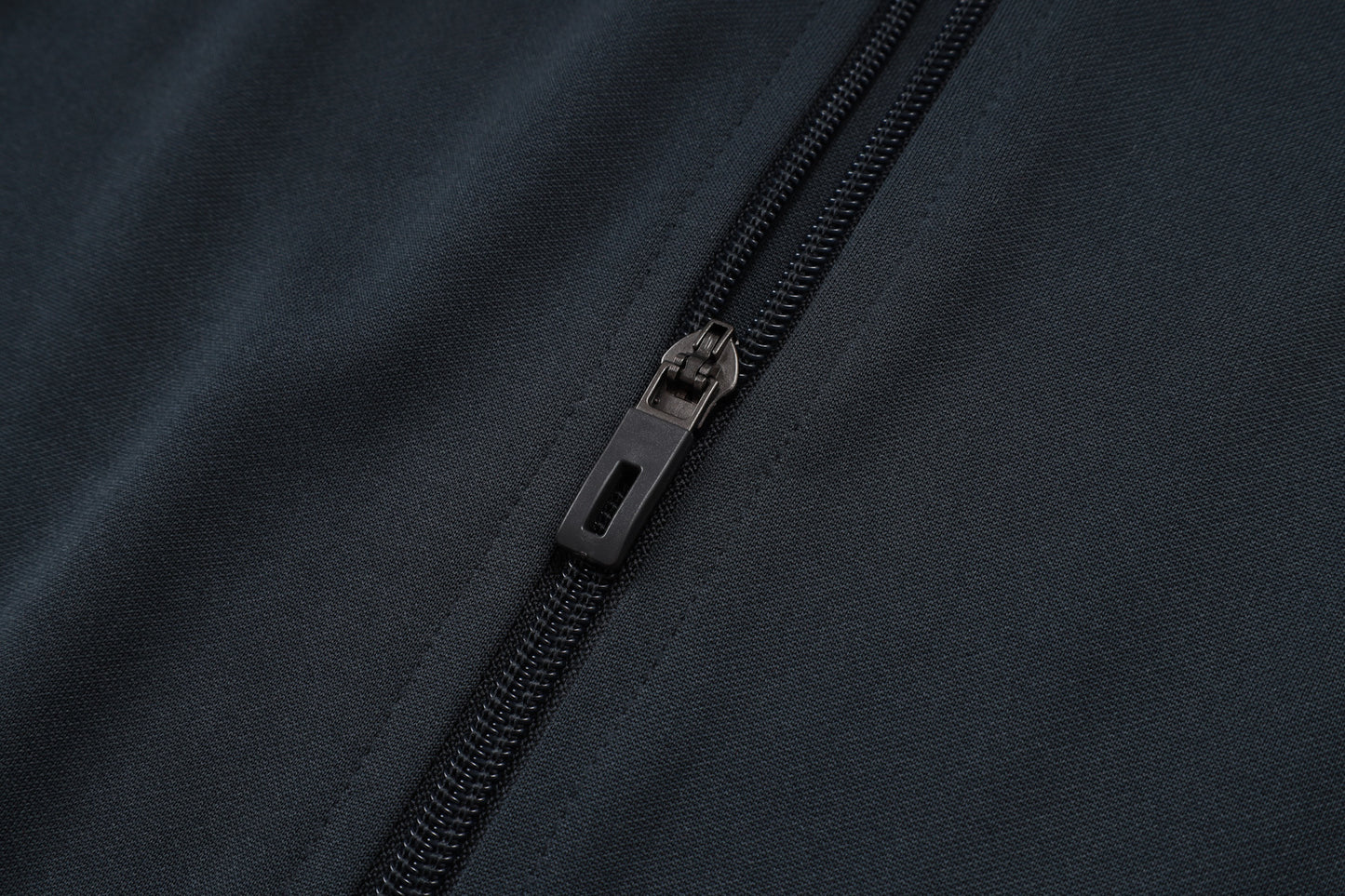 Chándal Real Madrid 2025/2026 – Negro con Detalles Amarillos