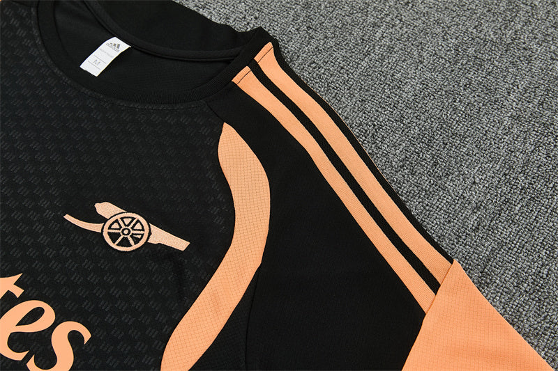 Conjunto Arsenal Entrenamiento Negro y Naranja 26/27