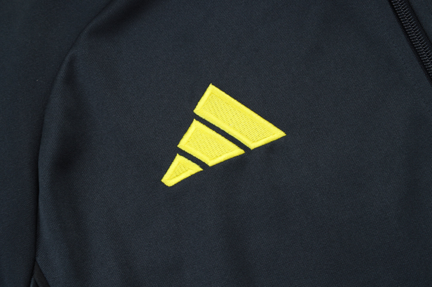 Chándal Real Madrid 2025/2026 – Negro con Detalles Amarillos