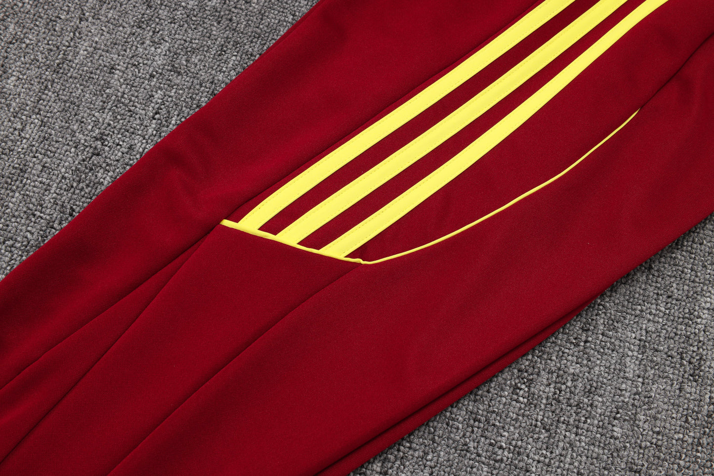 Chándal Arsenal FC 2025/2026 – Rojo Vinotinto con Detalles Amarillos