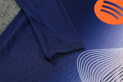 FC Barcelona 25/26 – Training Set (Azul marino con efecto wave naranja/blanco)