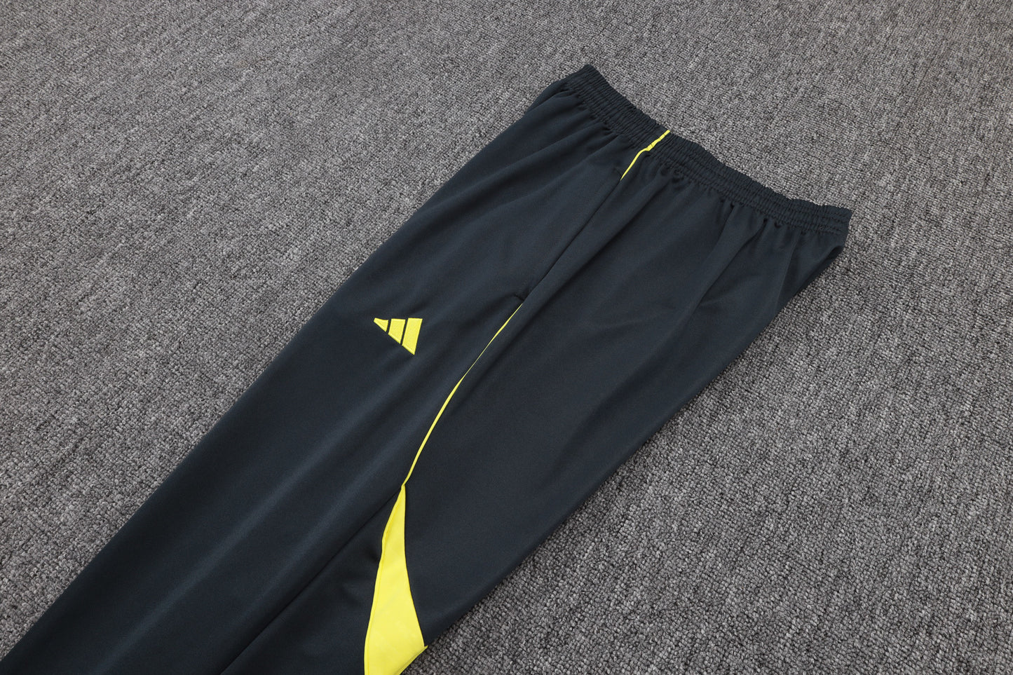 Chándal Real Madrid 2025/2026 – Negro con Detalles Amarillos