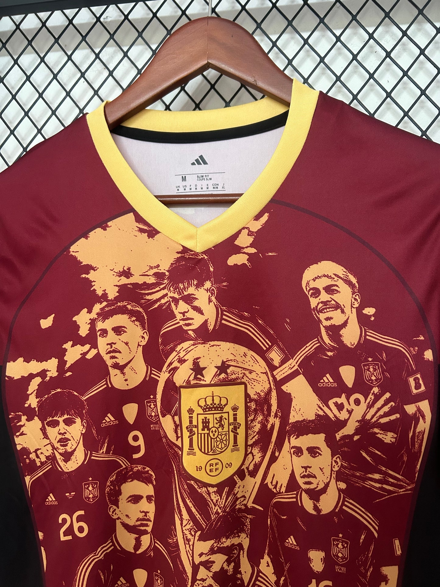 Camiseta España Edición Especial 26/27 – Roja y Dorada