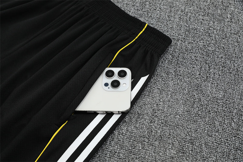 Real Madrid 25/26 Visitante – Elegancia Negra con Energía Moderna